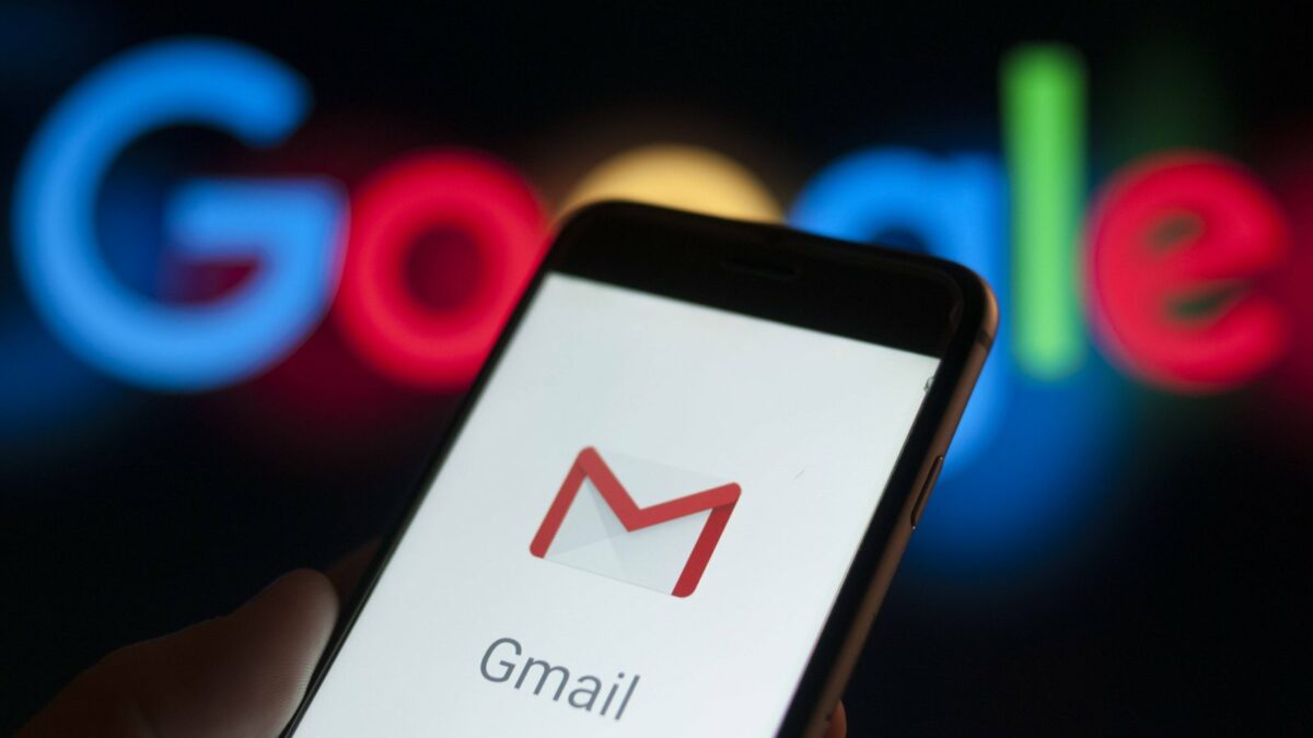 Logo von Gmail vor Google Schriftzug