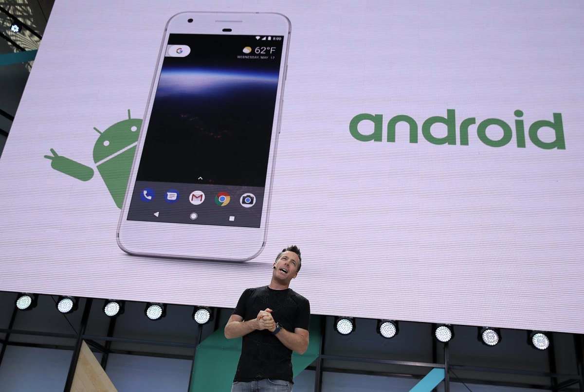 Der Schriftzug Android ist über einer Bühne zu sehen