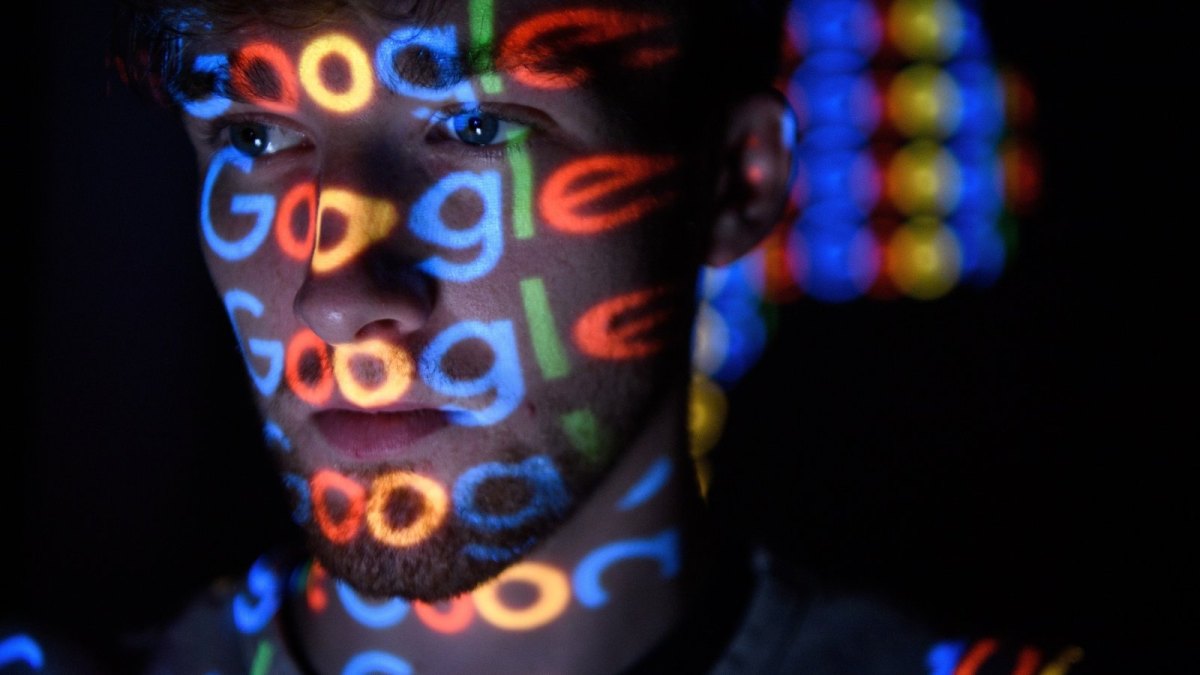 Mann mit Google-Logo im Gesicht