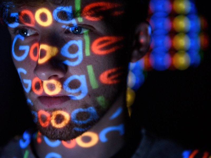 Mann mit Google-Logo im Gesicht