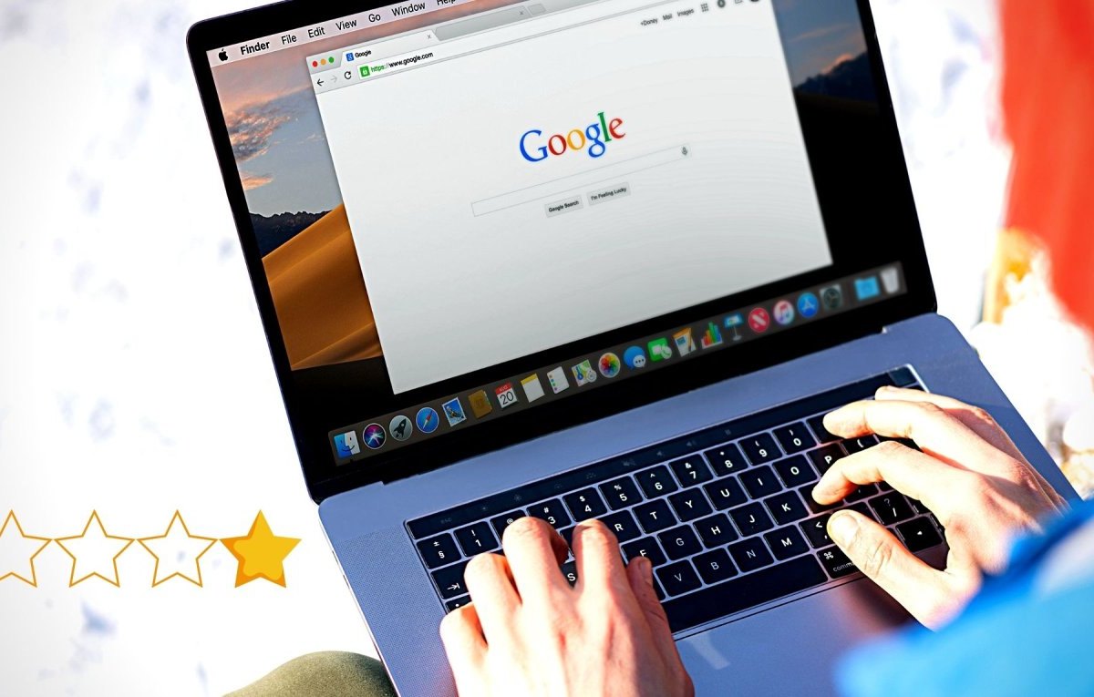 Mann an Laptop mit Google-Webseite