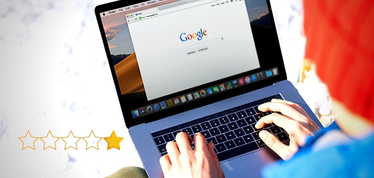 Mann an Laptop mit Google-Webseite