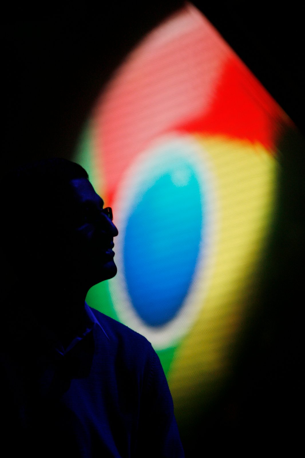 Mann vor Google Chrome-Logo