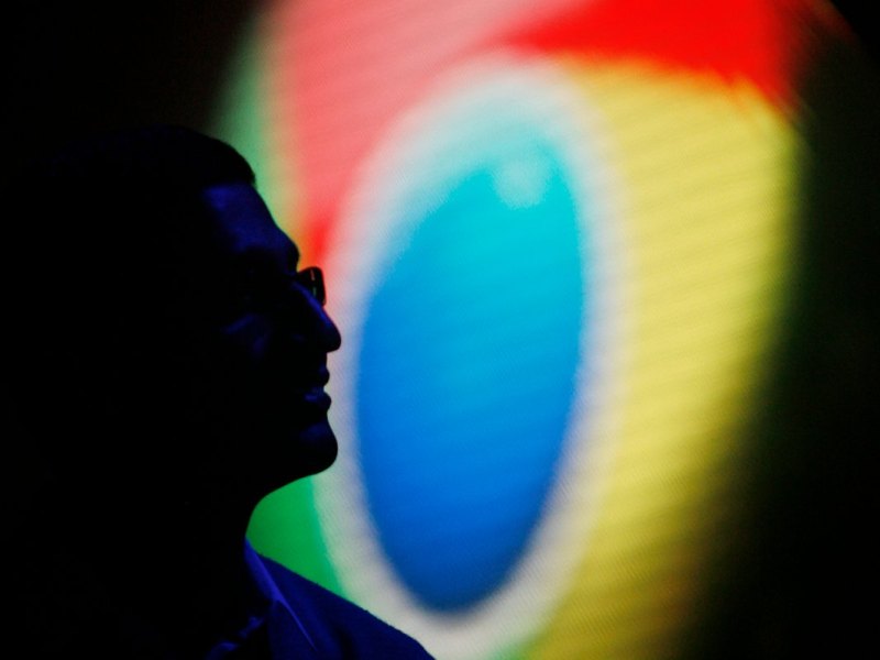 Mann vor Google Chrome-Logo