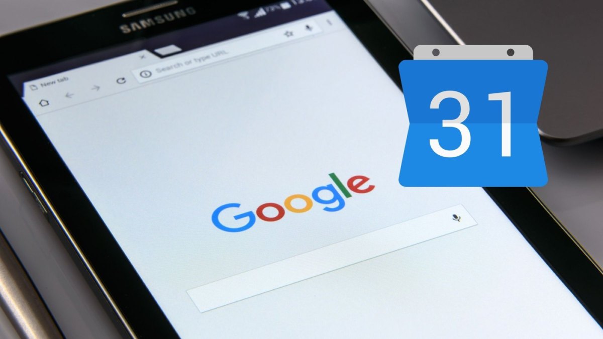 Google Kalender Logo und ein Tablet