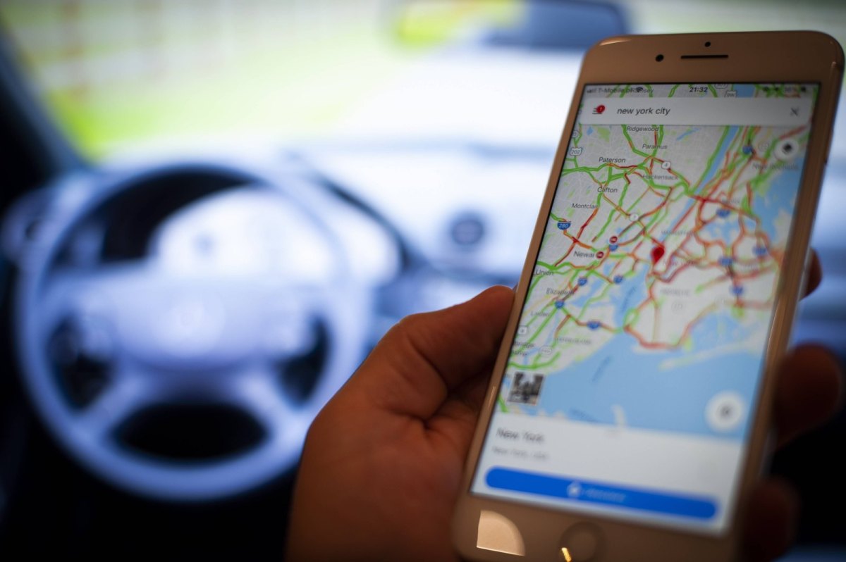 Google Maps-App auf einem Smartphone im Auto.