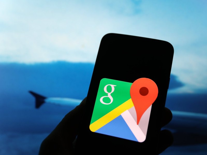 Google Maps auf Handy vor Kulisse