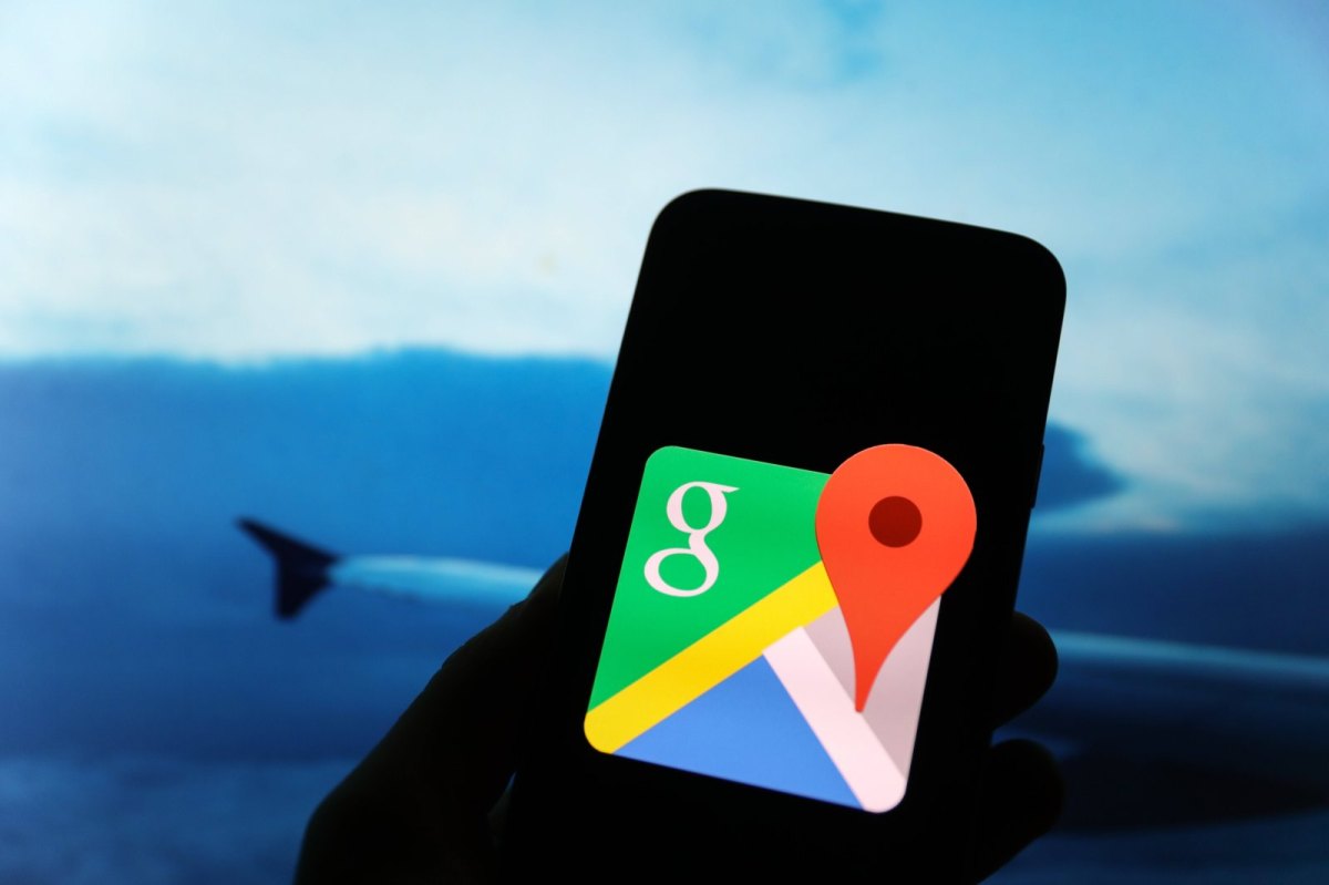 Google Maps auf Handy vor Kulisse