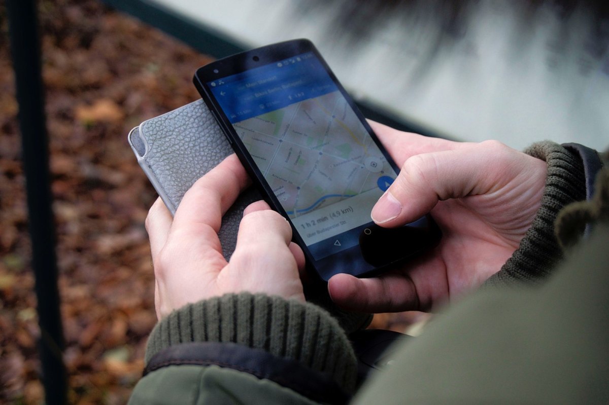 Person hält Handy mit Google Maps