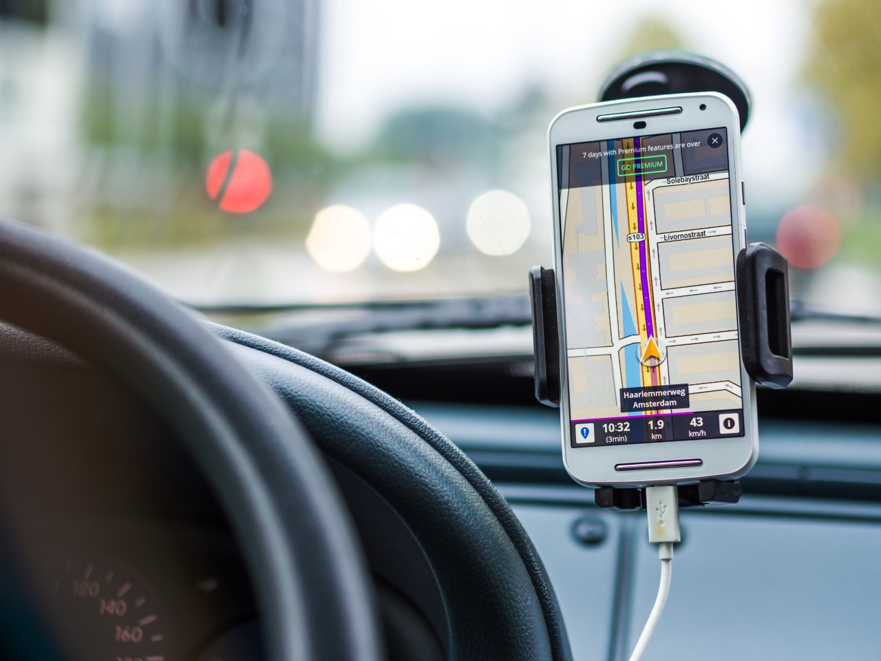 Dein Smartphone macht ein Navigationsgerät unnötig und mit der praktischen Halterung hast du es immer im Blick.