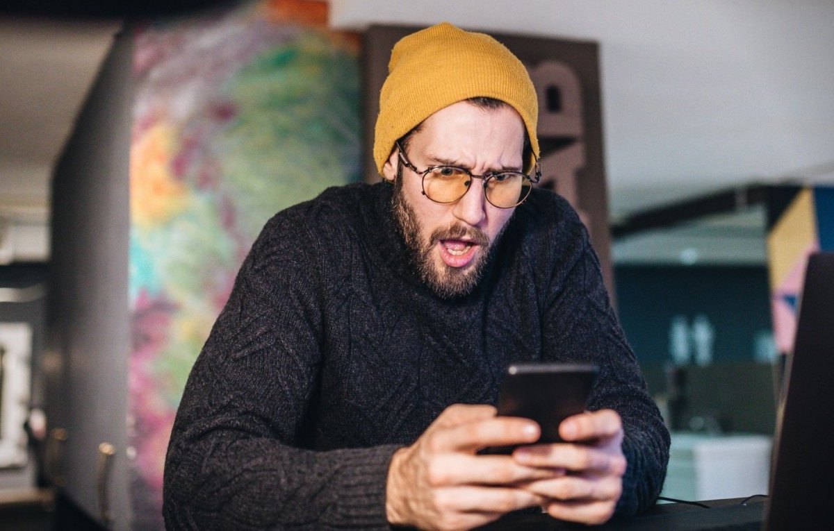 Mann schaut auf sein Handy