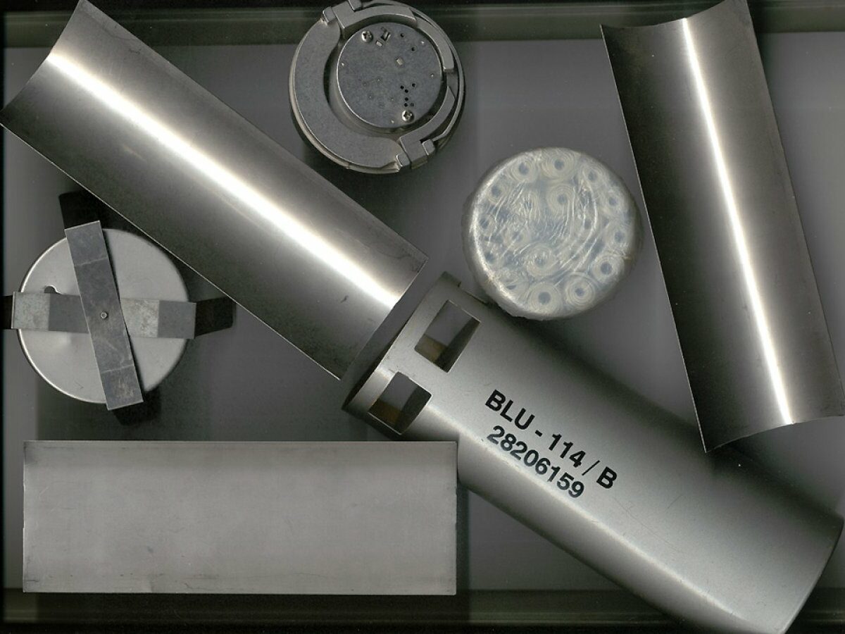 Ein Kanister einer BLU-114/B Graphitbombe