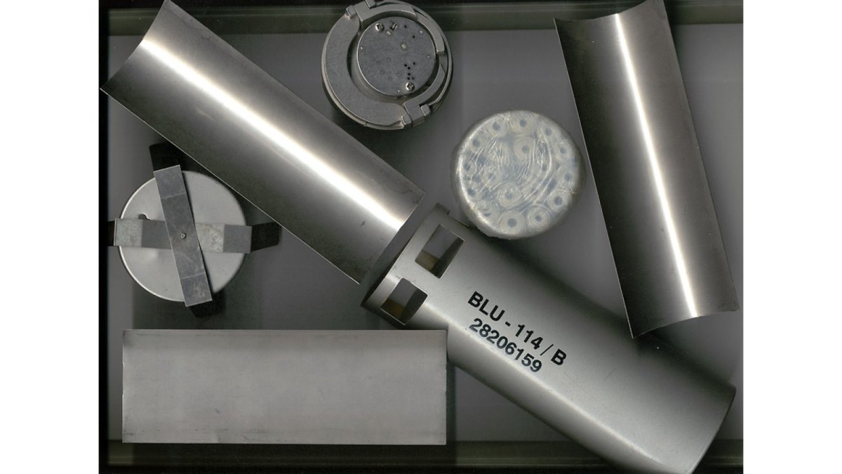 Ein Kanister einer BLU-114/B Graphitbombe