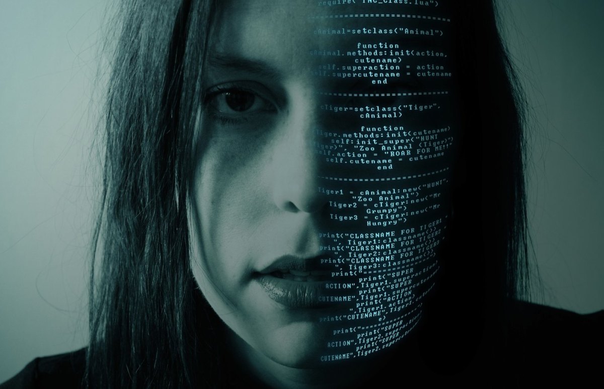 Gesicht einer Frau mit Programmiercode auf der eine Gesichtshälfte