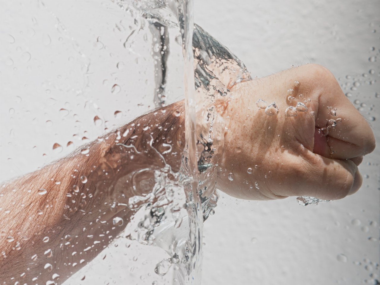 Hände waschen hilft dir nicht, wenn du dein kontaminiertes Handy danach wieder anfässt.