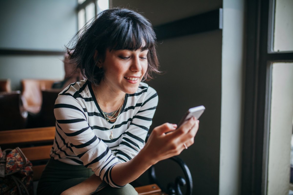 Frau guckt auf Smartphone