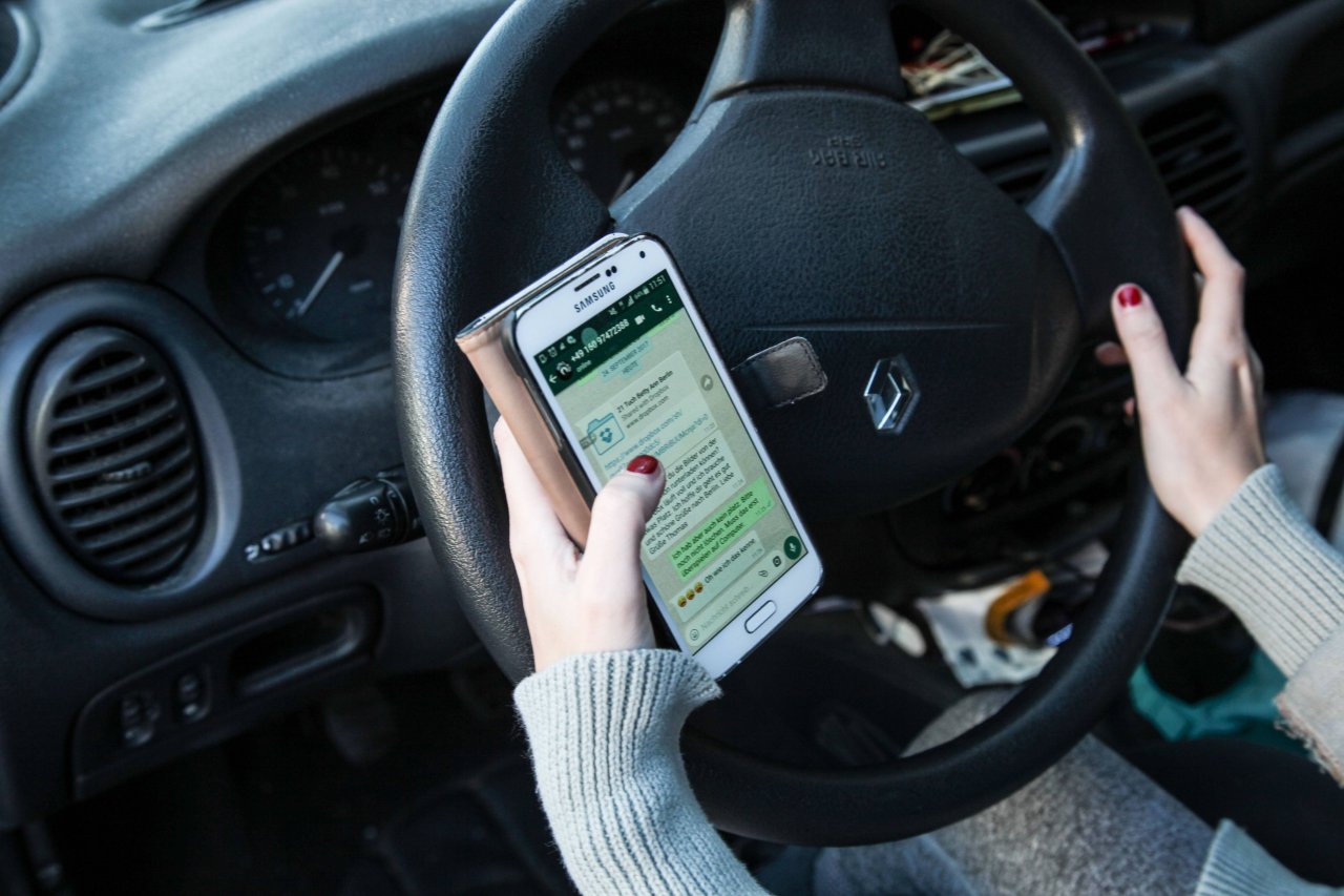 Die Frage aller Fragen: Darfst du WhatsApp-Nachrichten im Auto schreiben oder lesen?