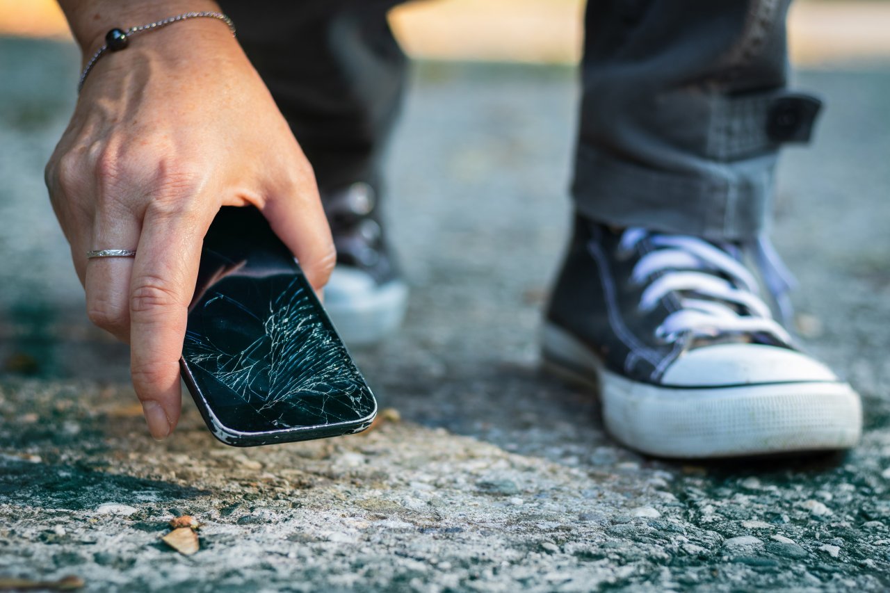 Schade deinem Smartphone nicht noch zusätzlich, wenn das Display kaputt ist.