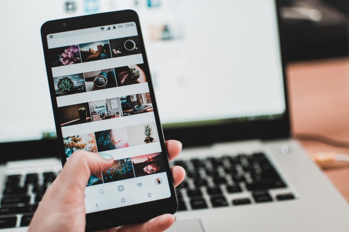 Smartphone vor einem Laptop