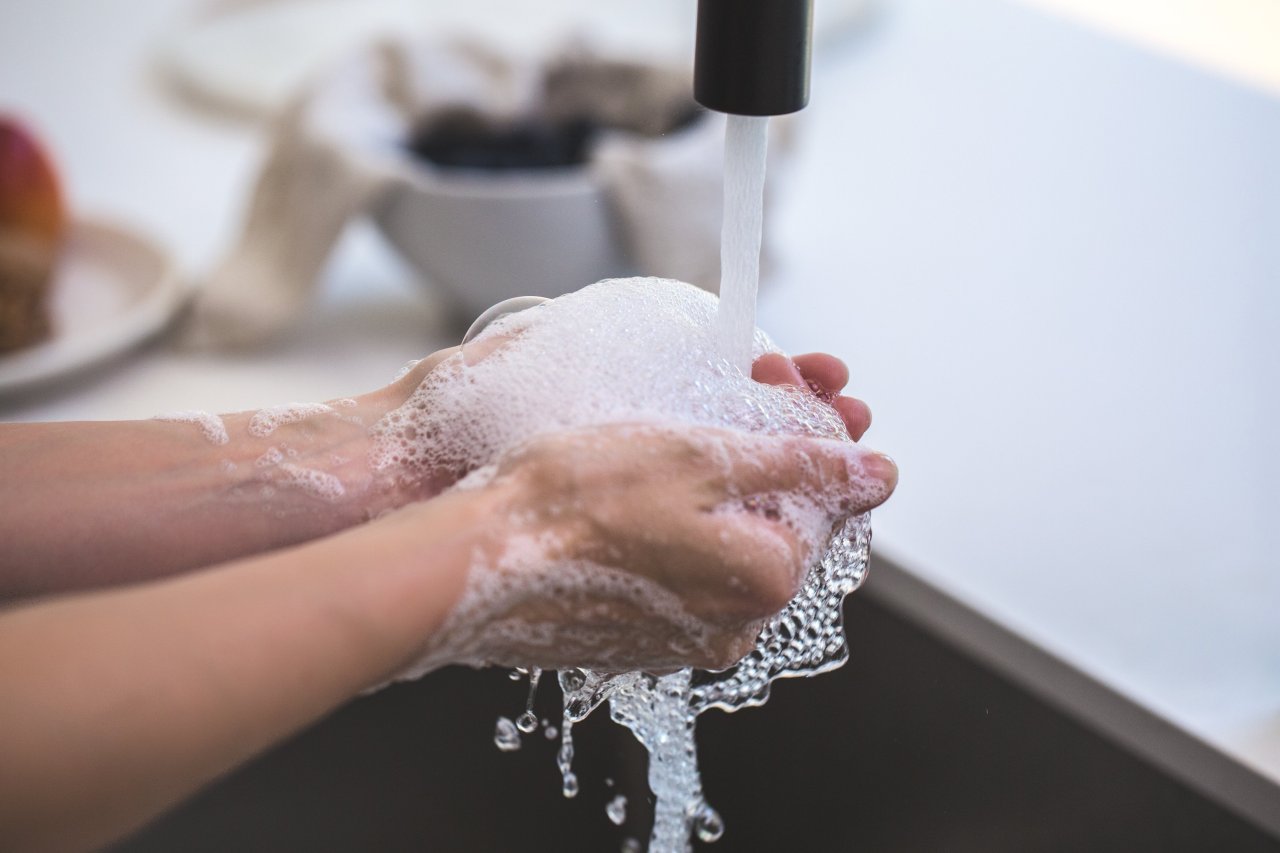 Wascht immer gründlich eure Hände, damit sich keine Keime am Handy sammeln.