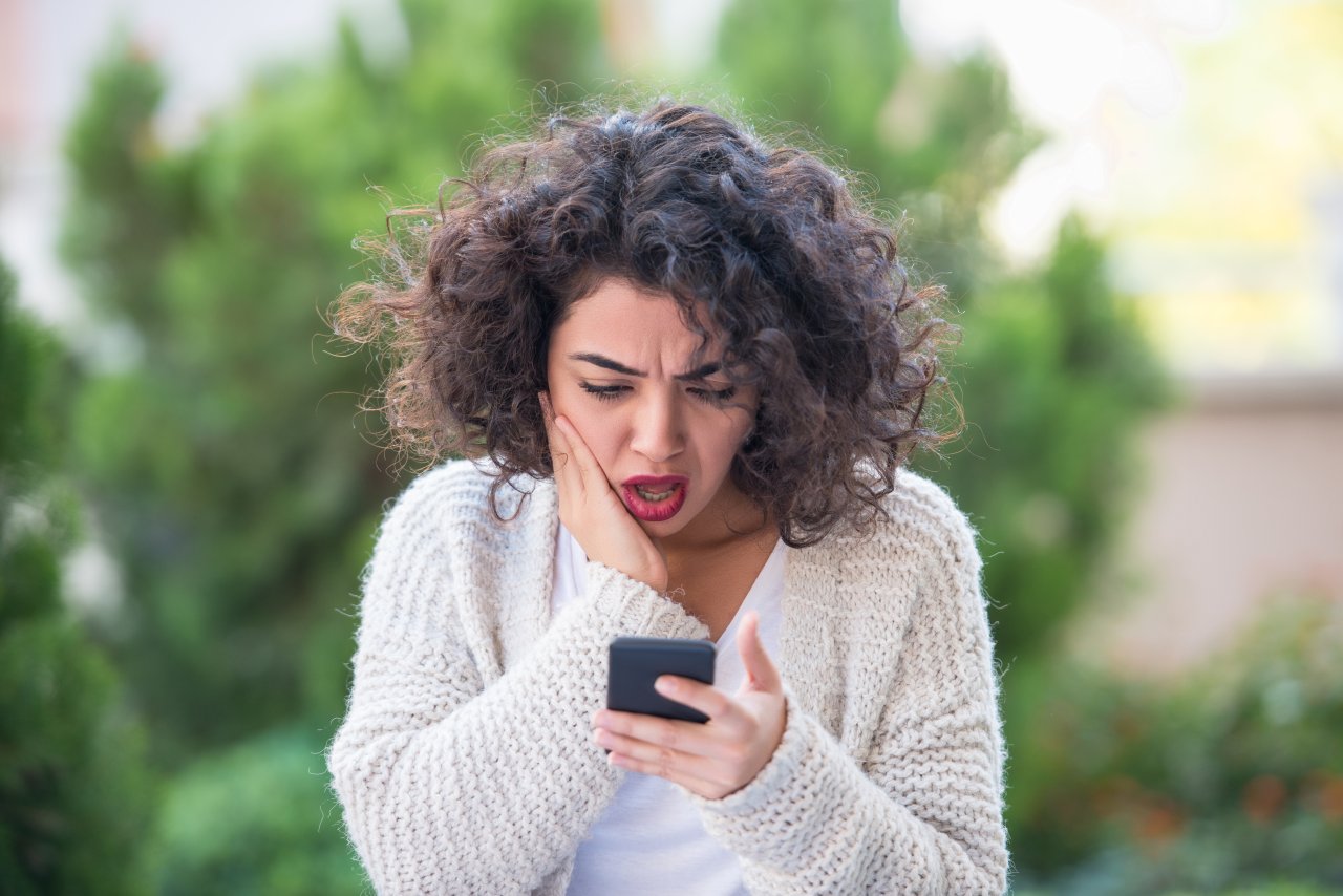 Dein WhatsApp lässt sich ausspionieren. Dritte können sich über drei Wege Zugriff auf deine Chatverläufe verschaffen..