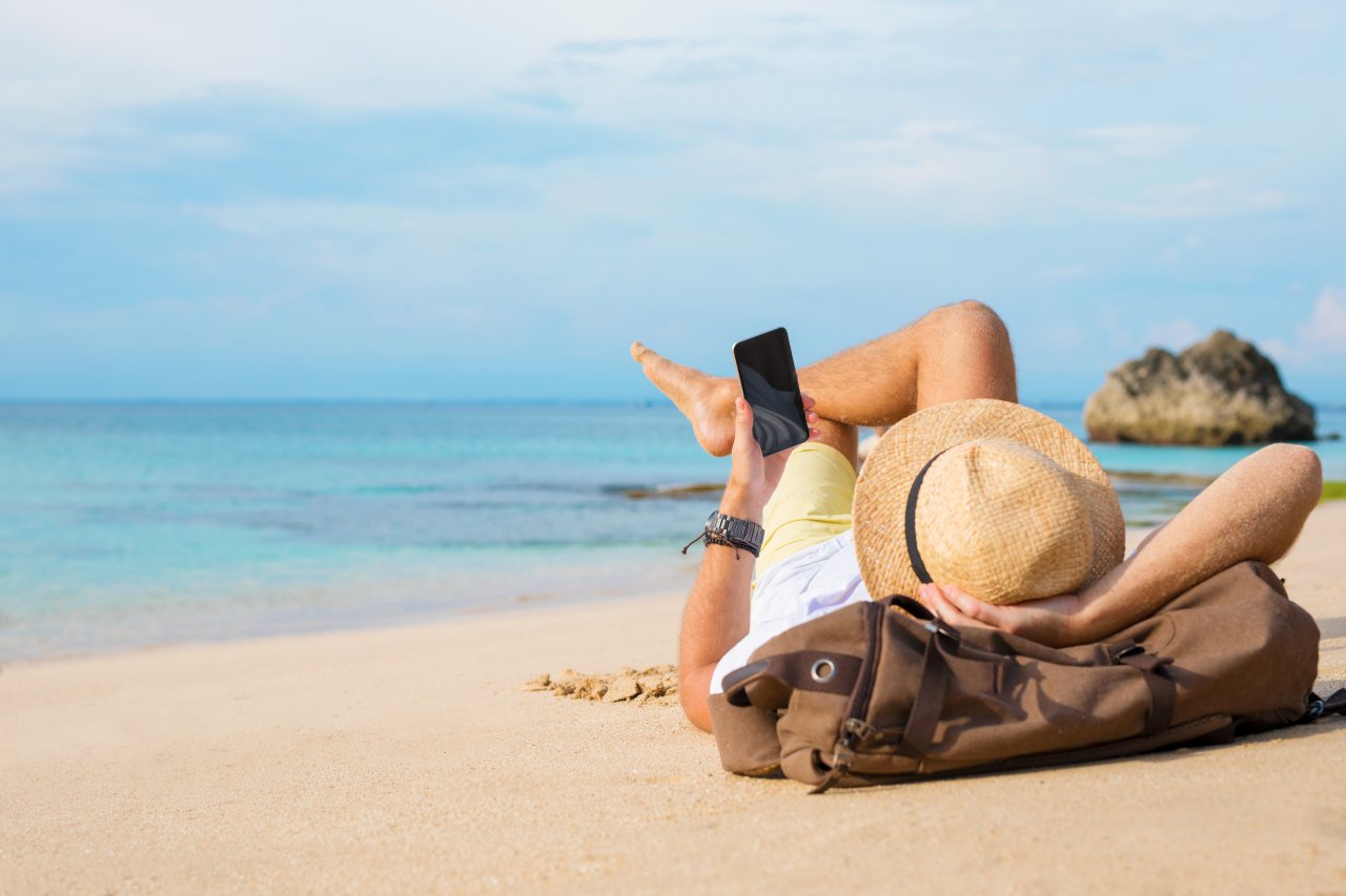 Sorgenfrei am Strand liegen: Eine wasserdichte Handyhülle macht's möglich.