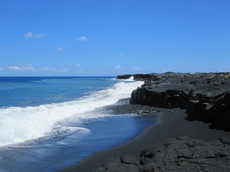 Ein vulkanischer Strand auf Hawaii