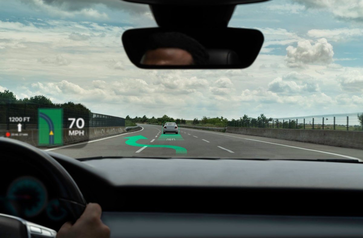 Head-up-Display auf der Frontscheibe eines Autos.