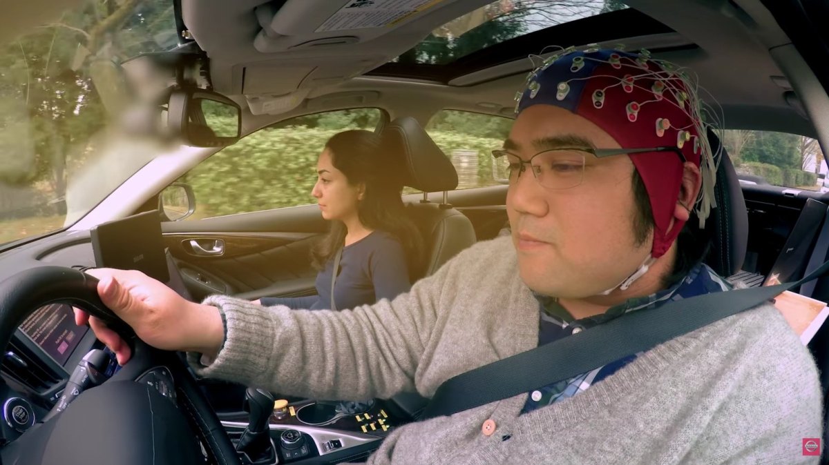 Fahrer mit Elektroden am Kopf während des Fahrens