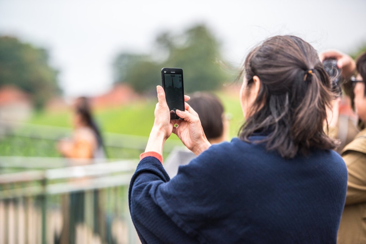 Frau schießt Foto mit Huawei-Handy