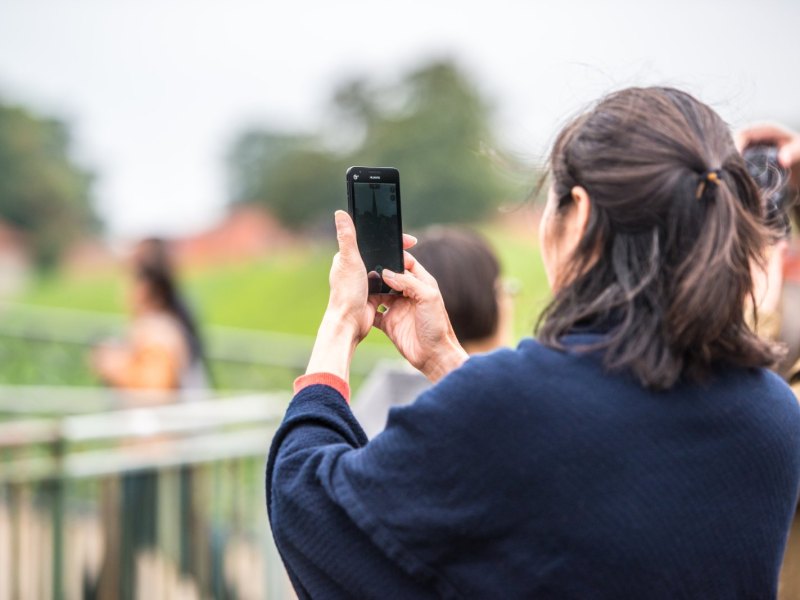 Frau schießt Foto mit Huawei-Handy