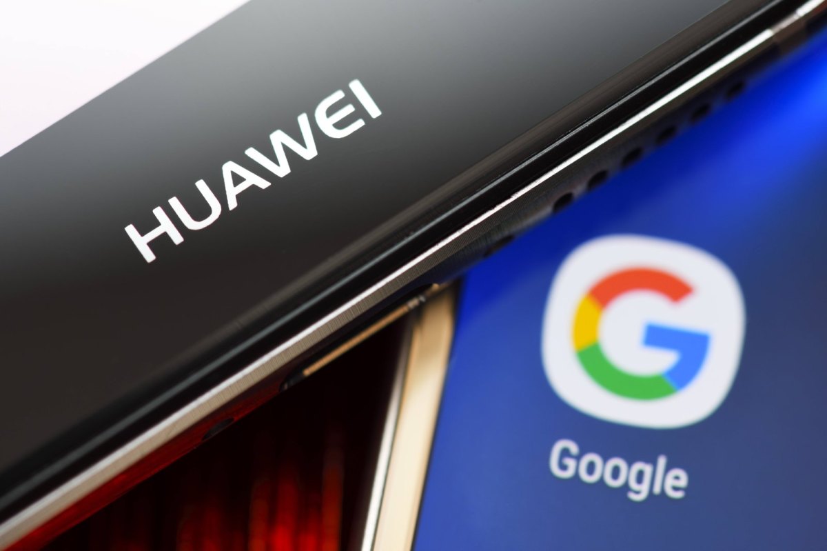 Huawei-Logo neben dem Google-Logo.