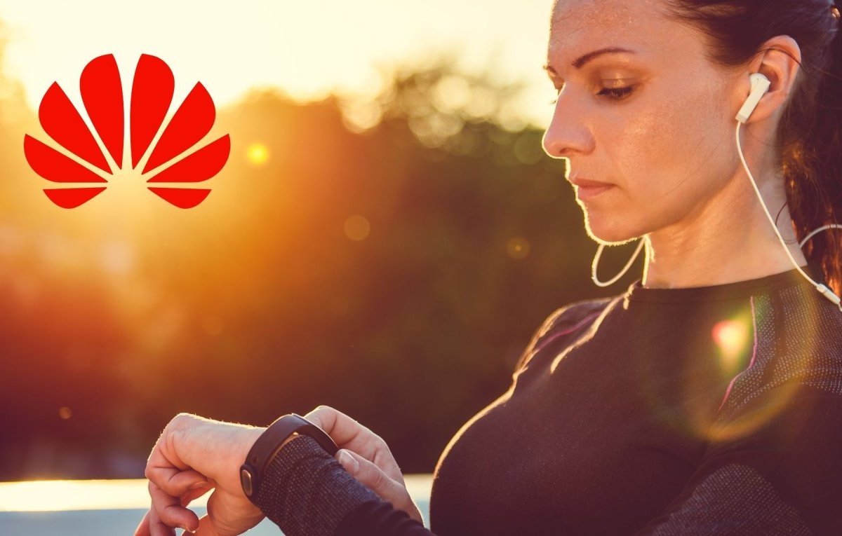 Frau mit Fitness-Armband und Huawei-Logo