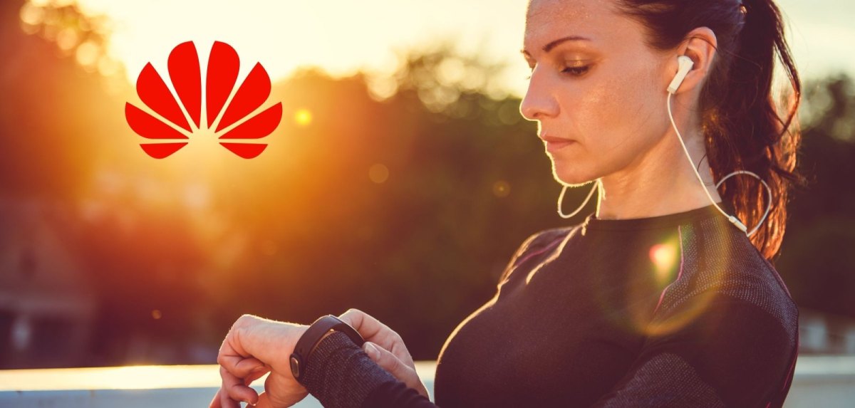 Frau mit Fitness-Armband und Huawei-Logo