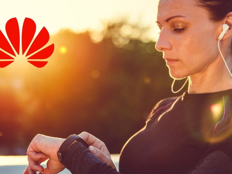 Frau mit Fitness-Armband und Huawei-Logo