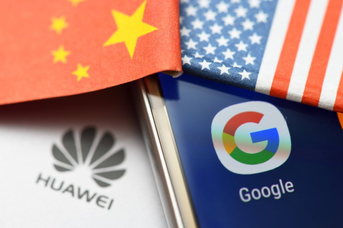 Huawei Handy liegt neben Google Handy mit China und US-Flagge