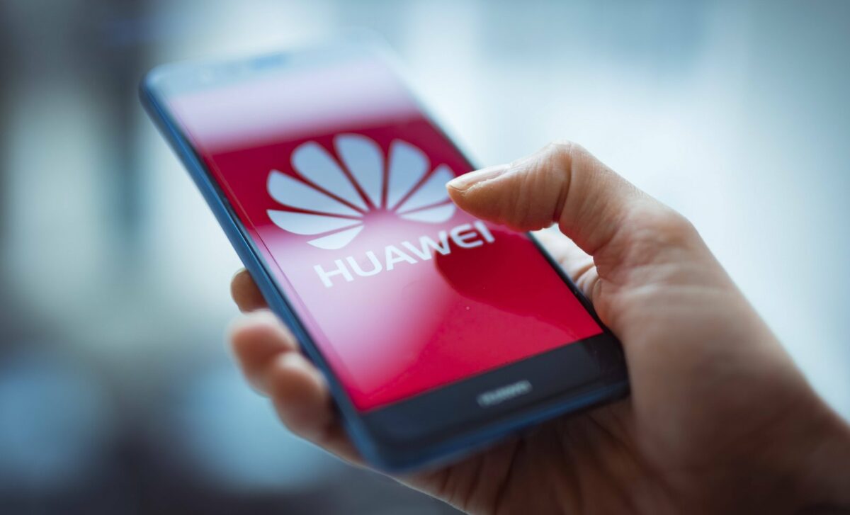 Huawei-Handy in Hand gehalten