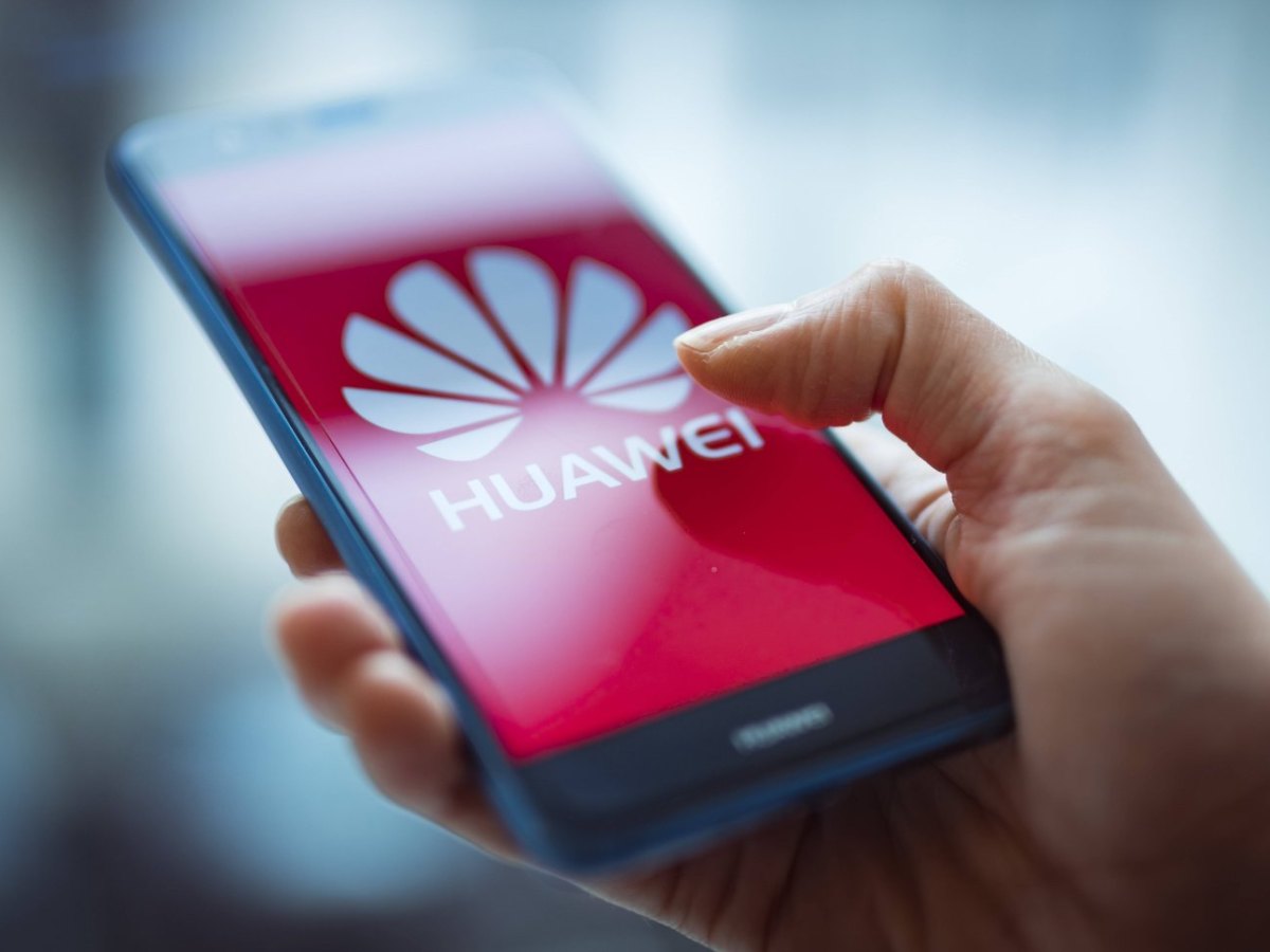 Huawei-Handy in Hand gehalten