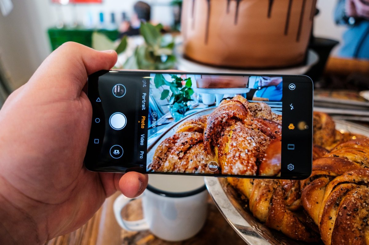 Mensch fotografiert Essen mit dem Huawei P30 Pro.