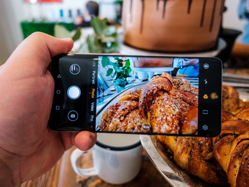 Mensch fotografiert Essen mit dem Huawei P30 Pro.