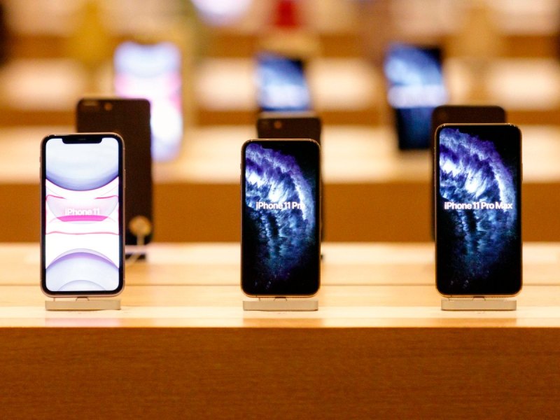 Die drei iPhone 11-Modelle im Shop ausgestellt.