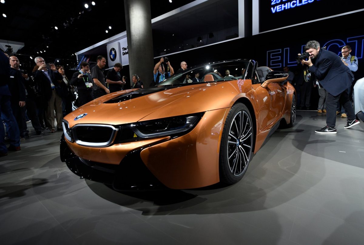 Der i8 Roadster von BMW wird der Presse vorgestellt.