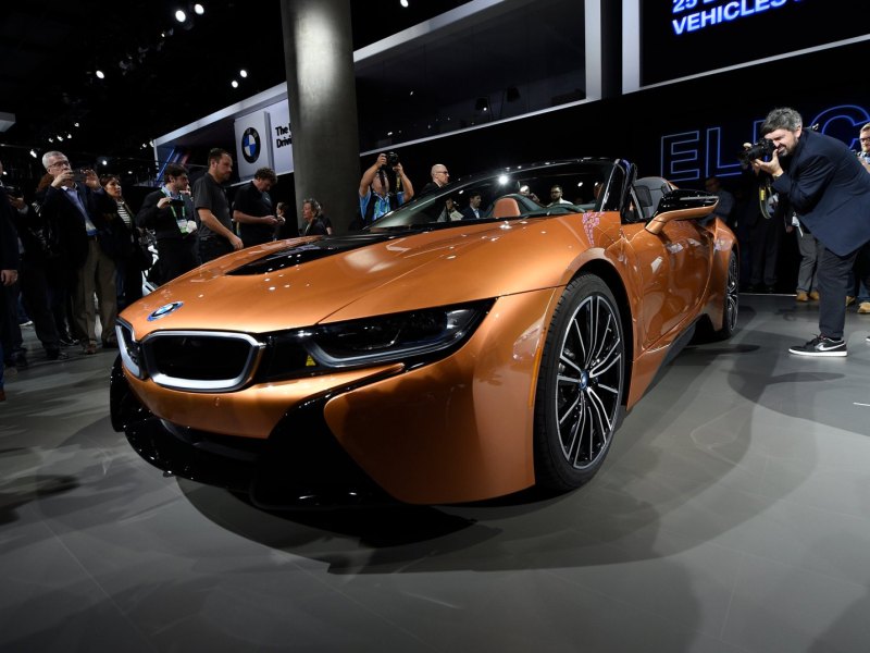 Der i8 Roadster von BMW wird der Presse vorgestellt.