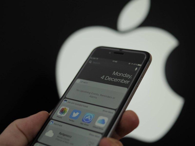 iPhone vor einem Apple-Logo