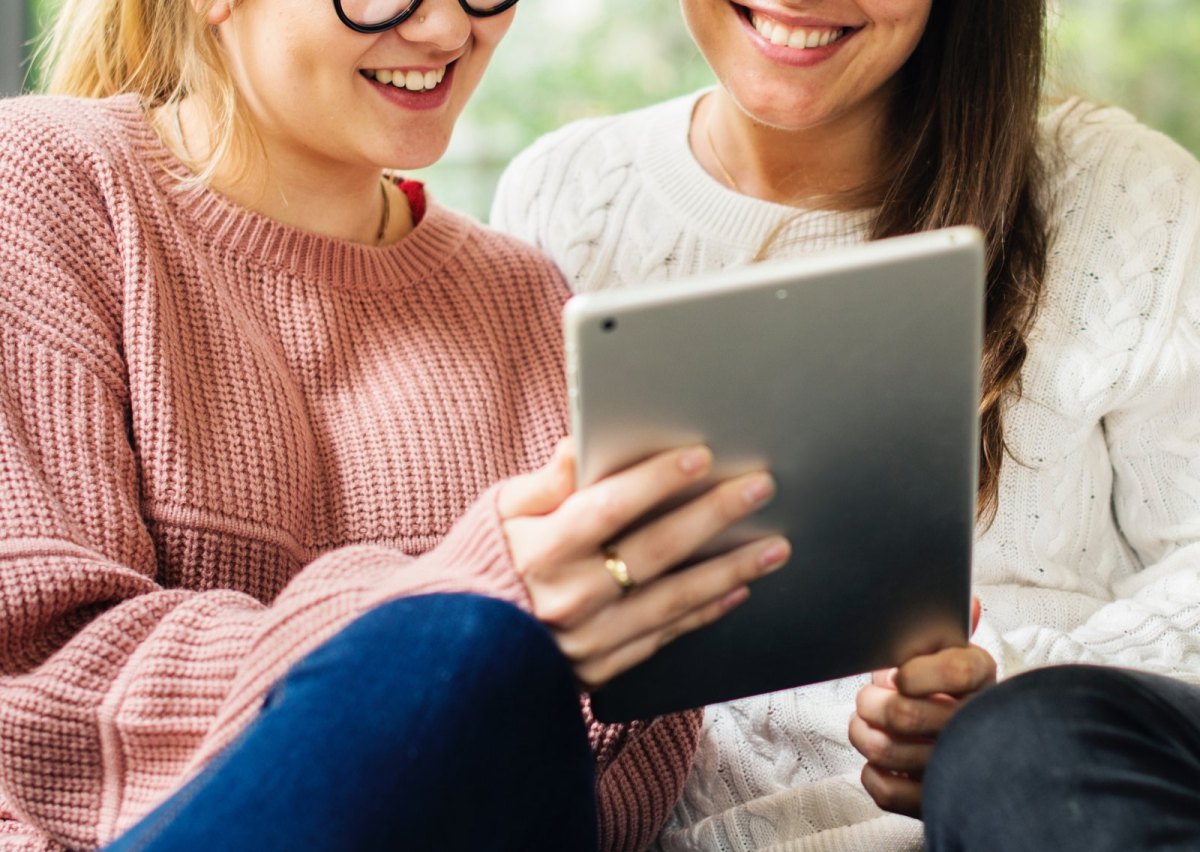 Zwei Frauen mit iPad