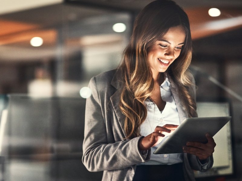 Eine Frau hält ein iPad in ihren Händen