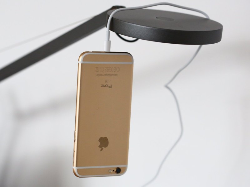Ein iPhone 6S hängt am Kabel an einer Lampe