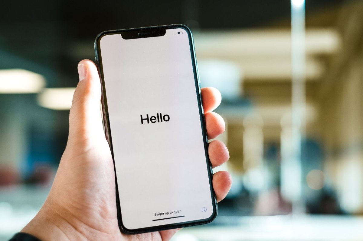 Auf einem iPhone-Display ist der Schriftzug "Hello" zu lesen