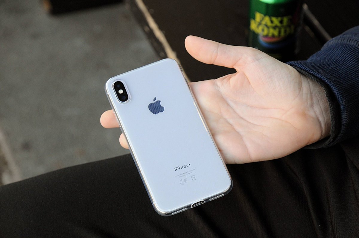 iPhone XS in der Hand