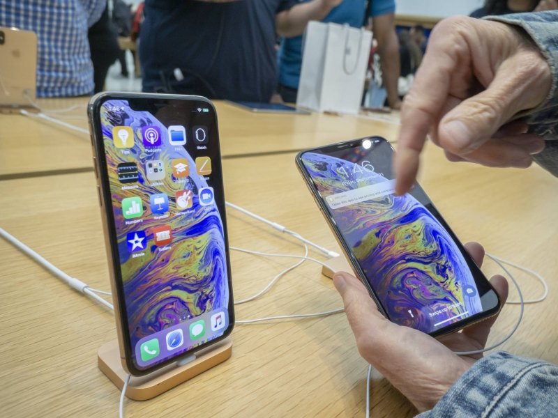 Das neue iPhone XS in einem Apple Store.